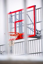 Стенка УСП со встроенными воротами для мини-футбола и баскетбольным щитом из монолитного поликарбоната.  Столбы Ф108. На алюминиевых коннекторах. Горячий цинк УСП-1.8